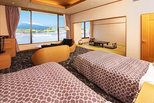 富士山側の『和洋室』(64平米／バス・トイレ付)